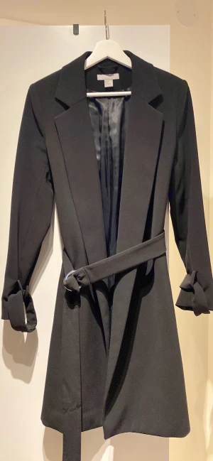 Svart kappa från H&M - Knappt använd svart kappa från H@M som kan användas på våren/hösten 