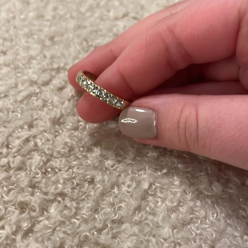 BETALNING OCH KÖP SKER PRIVAT!!! Jag säljer denna ring med diamanter på!💗(inte riktigta så klart) frakten är 13kr!🫶🏻 skriv till mig privat om du vill köpa💘 den här ringen är även helt oanvänd😻. Accessoarer.