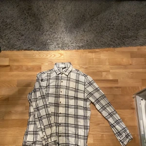Pull & Bear Overshirt - Knappt använd och väldigt fint skick. Köparen står för frakt📦 Priser kan diskuteras!🤝