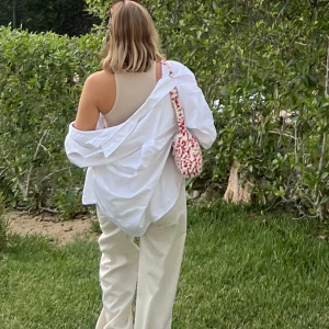 Virkad väska - Viskar väska i kraftigt garn. Plats för mobil, plånbok och annat 