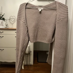 Kofta HM - Säljer nu min beiga kofta ifrån hm då den inte kommer till användning💓 Använd ca 2 gånger. Nypris 199kr men är helt slutsåld på hemsidan. Mitt pris 55kr + frakt💗
