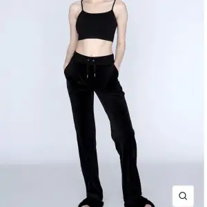 Jag är osäker om jag ska sälja eller ej för älskar verkligen dessa byxor. Men dom är i storlek XS. Dom ör lite slitna vid knäna men det är inget man ser.