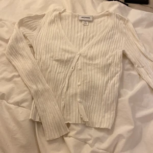 Vit topp - Söt topp från monki i bra skick. Säljer för 50kr + frakt 🥰