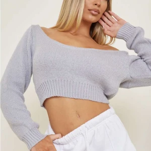 Grå offshoulder från prettylittlething  - Grå offshoulder, croppad, stickad tröja från prettylittlething i storlek S🫶🏼 knappt använd!