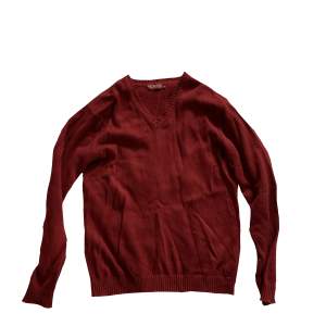 Röd V ringad stickad tröja. Den är köpt second hand men kvaliteten är bra, lite urtvättad kanske men väldigt fin. Priset är INKLUSIVE frakt. Skriv om fler frågor eller bilder💕