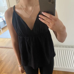 Vero Moda - Super snygg svart topp som är perfekt för fest💞