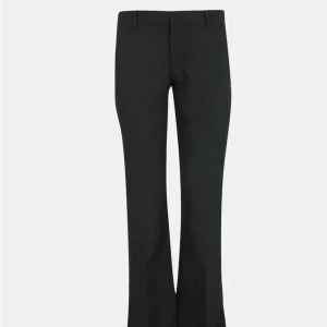 Kostymbyxor  - Svarta kostymbyxor från bik bok i storlek 34, sitter bra på mig som är 1,67. Säljer då jag inte använder längre. Byxorna har inga defekter och är i bra skick. Köpte för 499 säljer för 250, köparen står för frakt 💗