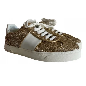 Guldiga valentino skor - Valentino  Storlek: 39,5 Skick: väldigt bra Färg: guld. Kartong medföljer alltid vid köp av skor om annat inte anges! Fraktas via postnord 