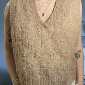 Stickad väst - Säljer denna jättesköna stickade västen. Den är onesize. Aldrig använd, var längesen jag köpte den och kommer därför inte ihåg vart den är ifrån🫶🏼