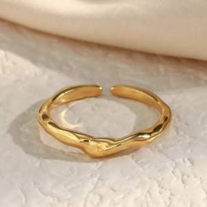 Superfin guldpläterad ring som är justerbar och passat alla🥰❤️❤️
