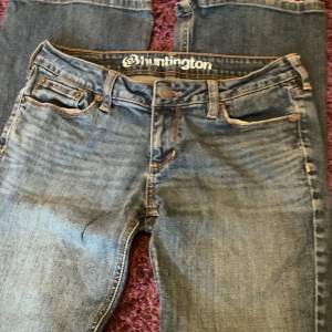 Super snygga low rised jeans som är utsvänga där nere. Köpte på nån loppis och säljer de för att de inte har kommit till användning. De passar på mig som är ungefär 161 typ. 150 + 69 kronor frakt💗