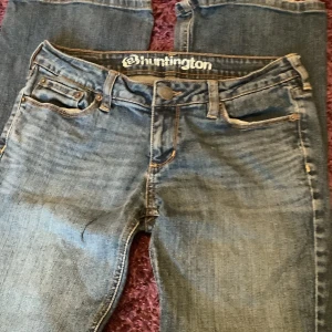 Low rised boot cut jeans - Super snygga low rised jeans som är utsvänga där nere. Köpte på nån loppis och säljer de för att de inte har kommit till användning. De passar på mig som är ungefär 161 typ. 150 + 69 kronor frakt💗