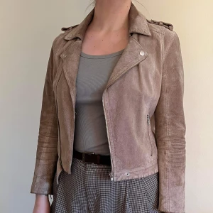 Brun skinnjacka - Superfin skinnjacka som passar perfekt till vår/höst!   Strl L.  Inköpt ca 2012 för 1000kr. Har några ställen som behöver lite kärlek med nål och tråd.  Kan mötas upp i Malmö eller skickas (köpare står för frakt)! 💐