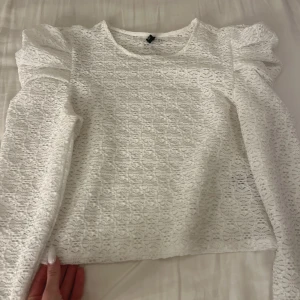 Söt festtopp  - Säljer denna slutsålda söta festtopp! Passa på för jag står för frakt tills imorgon (30 januari)❤️ storlek m men skulle säga att XS och S passar också då jag har det. Beror på hur man vill att den ska sitta 