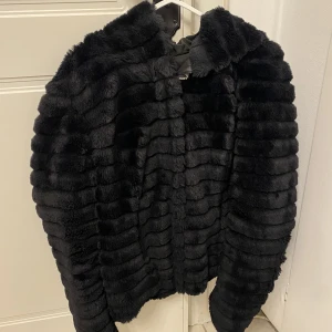 Pälsjacka - Svart Pälsjacka i mycket fint skick!💞