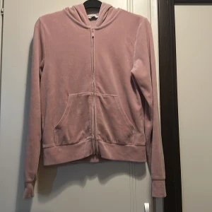 Oanvänd Rosa plyschtröja  ,storlek S - En helt ny luvtröja i mild rosa färg som kostade 349:- ( julklapp 2021) ,  men som inte föll dottern i smaken då rosa är helt fel färg 😅  Legat oanvänd över ett år så nu säljer vi den :)  Storlek S ,  