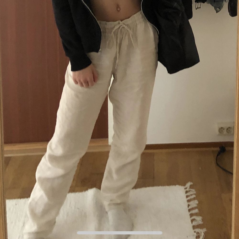 Säljer dessa beiga linnebyxorna från hm som är slutsålda. KÖP DIREKT FÖR 300! Frakt tillkommer. Jeans & Byxor.