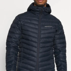 Peak performance jacka frost down Storlek M - Hej! Säljer min Dyra jacka i märket peak performance för 850, den är då I storlek M och den är i jätte bra skick använd några ggr 5-3