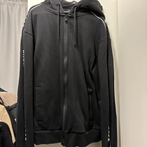 Hugo boss kofta  - L  Bra skick, knappt använd 