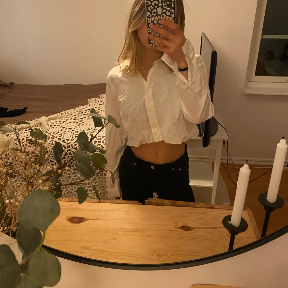 Avklippt skjorta från ASOS, snygg att ha på sommaren😍. Paidat.