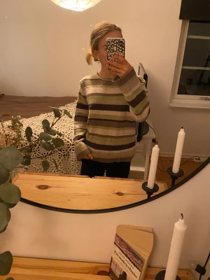 Stickad tröja  - Superfin stickad tröja från Lindex! Lite oversize och passar väldigt fint till svarta byxor💕 använder sällan, därför säljer jag!