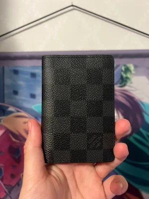Louis Vuitton Pocket Organizer Damier Graphite - Köpt sent 2022 men är aldrig använd.