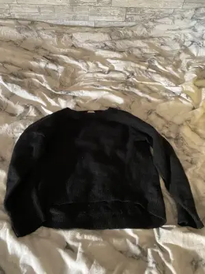 Super fin och mysig svart stickad tröja!🥰 Köpt secondhand på sellpy men aldrig använd. Frakten stämmer inte. Skriv för fler frågor❤️