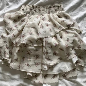 Kjol Gina Tricot - Storlek 38 men insydd för att passa bättre så passar 36-38. Använd en gång. Köpare står för frakt.