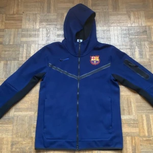 Nike tech fleece - Mörkblå nike tech barcolona. Änvänd 5 gånger och i bra skick. Stolek S