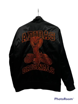 Jacka Bomber Adidas Sample Strl M - Sample från Adidas, strl M.  