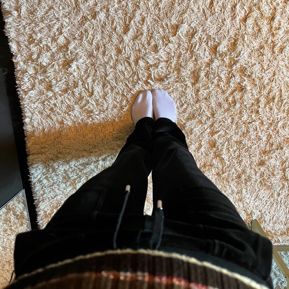 Säljer mina svarta juicy byxor som är använda 2-4 gånger. Dem är i jätte fina skick och inga skador eller fläckar⭐️. Jeans & Byxor.