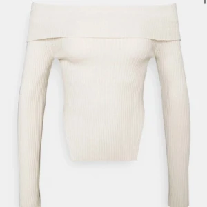 Tröja från Gina tricot  - Säljer denna fina tröja från Gina tricot har ej kommit till användning, hör av er i dm för intresse, priset kan diskuteras❤️ passar storlekar allt från xxs-s 