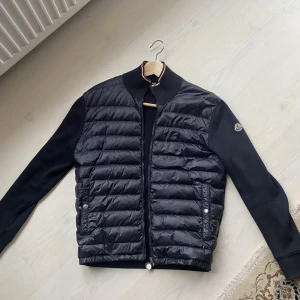 Moncler Cardigan - Säljer min Moncler Cardigan, size 2. Skick 7/10 några skavanker men annars bra skick! Pris 3500kr