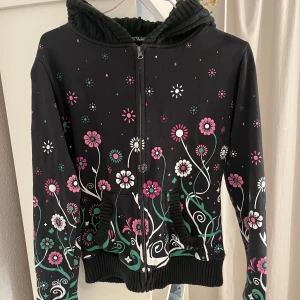 Zip-up hoodie - Här har vi en supergullig zip-up hoodie med stickad luva och muddar. Det står ingen storlek men skriv privat så kan jag visa hur den sitter på samt mått💗