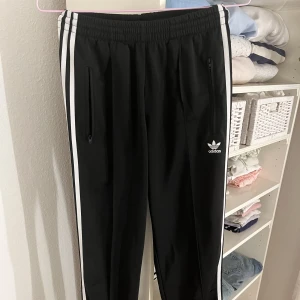 Adidas byxor - Ett par adidas träningsbyxor. Köpta i dam men funkar säkert för båda! Skriv privat för måtten💗
