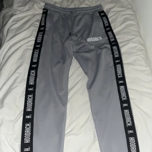 Hoodrich byxor - Storlek L men passar mig och jag brukar ha M är ungefär 183cm. Har inte använt byxorna alls typ Max 4 gånger. Byxorna i nyskick kostar 750kr men skulle påstå att dom här är i nyskick.