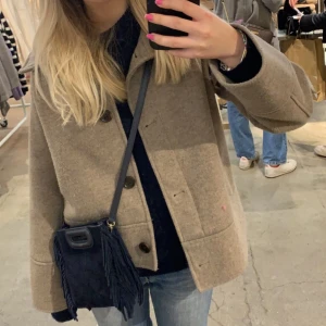 Kort kappa - JÄTTEMÅNGA SOM SKRIVER FÖRSÖKER SVARA SÅ FORT JAG KAN!Kort kappa från kappahl som är helt slutsåld. Den har några noppror på ärmarna men absolut inget som man tänker på!💕 kan skicka fler bilder. SUPERMÅNGA INTRESSERADE, DIREKTPRIS 900kr