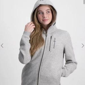 Sail racing kofta - Söker denna Sail racing koftan i grå, storlek xxs eller xs. Högsta bud 250kr. 