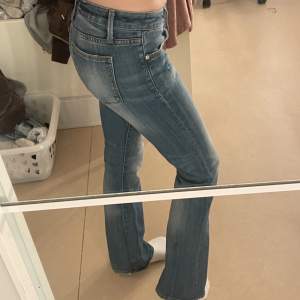 säljer ett par low waisted bootcut jeans använda ett par gånger men är i bra skick. storlek xs/xxs