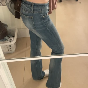 low waisted bootcut jeans  - säljer ett par low waisted bootcut jeans använda ett par gånger men är i bra skick. storlek xs/xxs