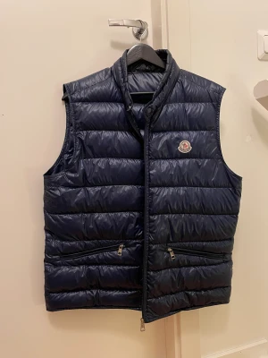 Moncler Gui väst - Hej! Jag säljer nu min fina Moncler gui väst.  Strl 4 Skick 9/10 Pris 3000 kr  Mvh Albin Ramqvist