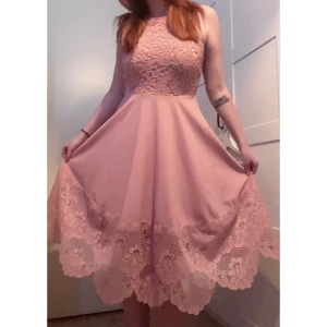 Klänning  - Jättefin rosa klänning som bara använts en gång så den är i nyskick💗 Från shein men har sytt fast tyget längst ner på klänningen själv 🌸 