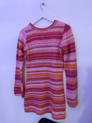 Klänning - oanvänd, jättefin klänning. går just under rumpan.