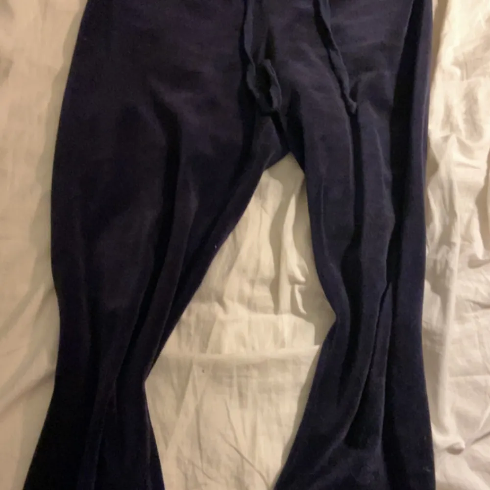 Hej jag vill byta mina midnattsblåa juicy byxor som jag köpte från nelly i storlek XS till ett par röda juicy helst storlek XS-XXS. eller så kan man köpa dem för priset som står❤️. Jeans & Byxor.