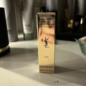 YSL Smink - 1. Flytande läppstift i nyansen 216, ouppackat och oanvänt - 300 kr  2. Matt läppstift i nyansen 1966, ouppackat och oanvänt - 300 kr.  Eller köp båda för 500 kr totalt. 🤩
