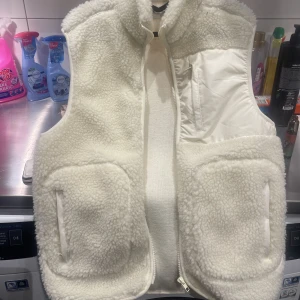 Teddy väst - Mysig teddy väst, perfekt nu när våren börjar närma sig.  Storlek S då jag vela ha den lite mer oversized. Helt oanvänd. Pris går att diskuteras vid snabb affär. Kan mötas upp i Gävle eller frakta (köparen står för frakten)