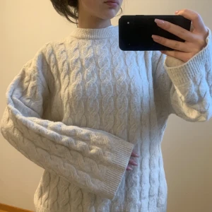 Kabelstickad tröja - Vit/beige tröja från H&M i strl XS