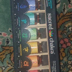 Chakra oljor  - Helt oanvända essentiella oljor, olika dofter kopplade till olika chakran. Nypris 400kr. 