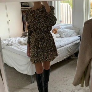 Klänning från Zara - Så fin höstig klänning från Zara!! Hör av dig om du vill ha fler bilder 💚