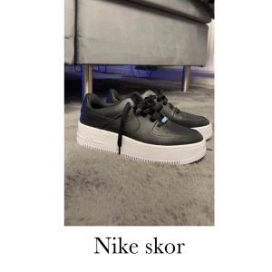 Nike skor - Säljer mina Nike skor för att dom inte kommer till användning så dom är i väldigt bra skick inte alls slitna❤️köparen står för frakten och kan tänka längre pris❤️